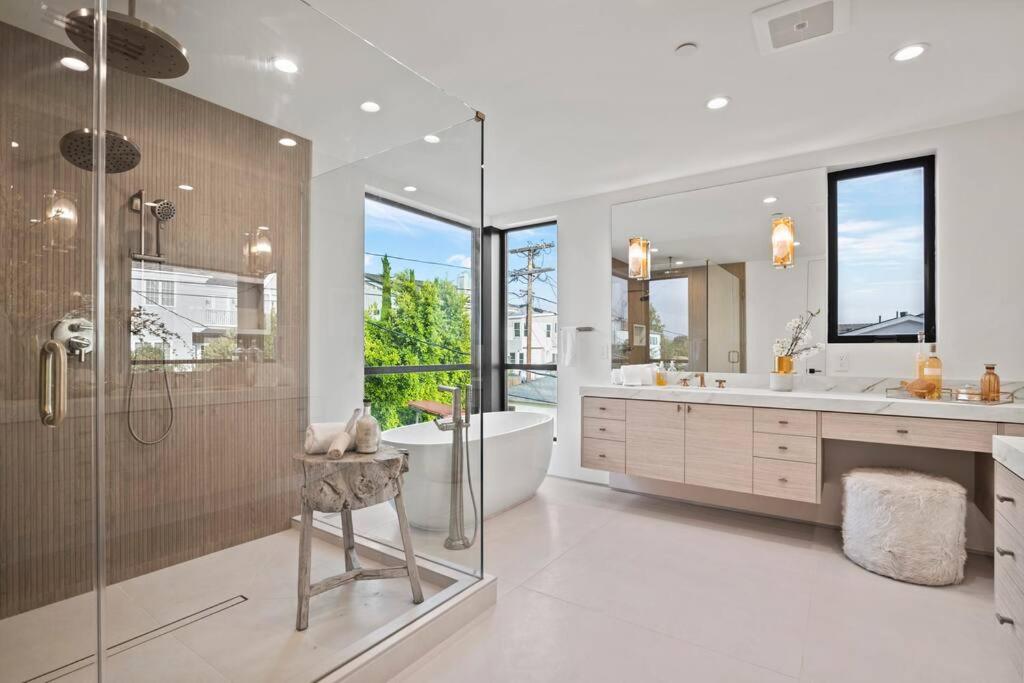 Ultra Luxe Modern Mansion With Roof deck Pool & Spa