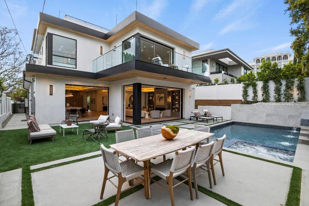 Ultra Luxe Modern Mansion With Roof deck Pool & Spa