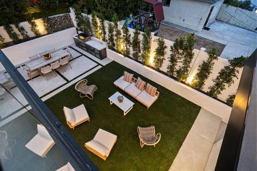 Ultra Luxe Modern Mansion With Roof deck Pool & Spa