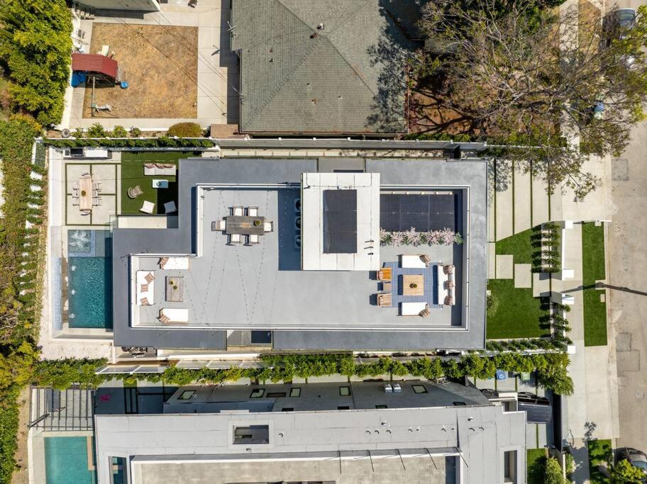 Ultra Luxe Modern Mansion With Roof deck Pool & Spa