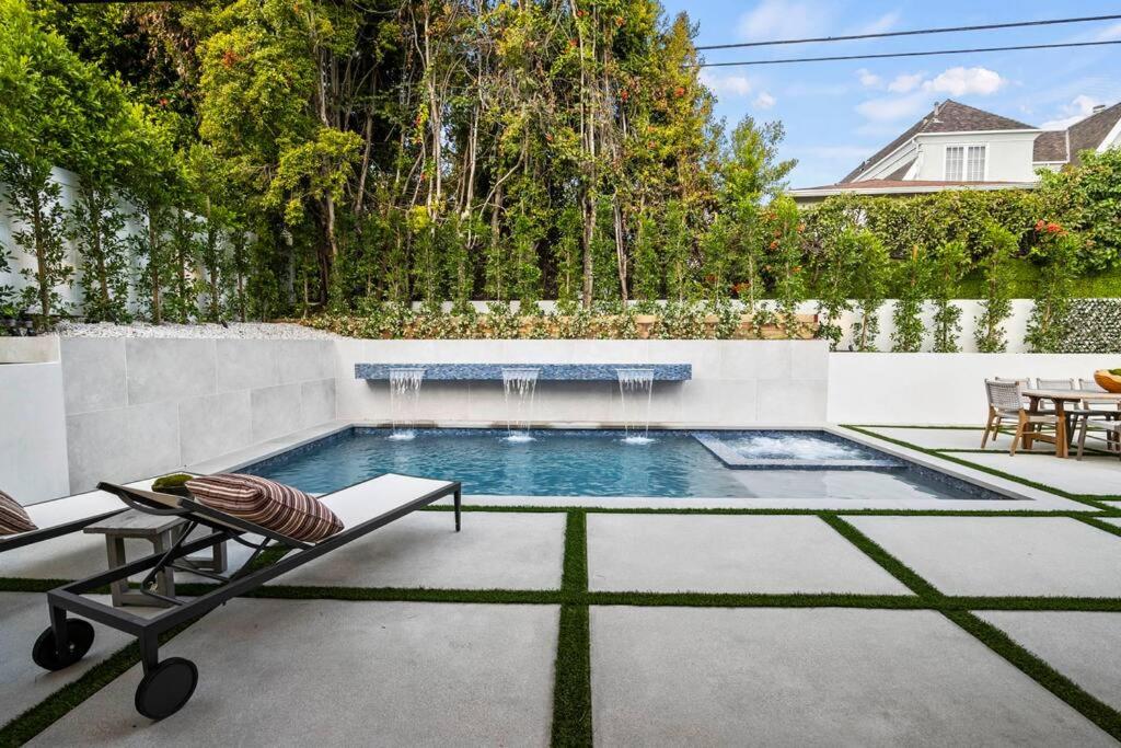 Ultra Luxe Modern Mansion With Roof deck Pool & Spa