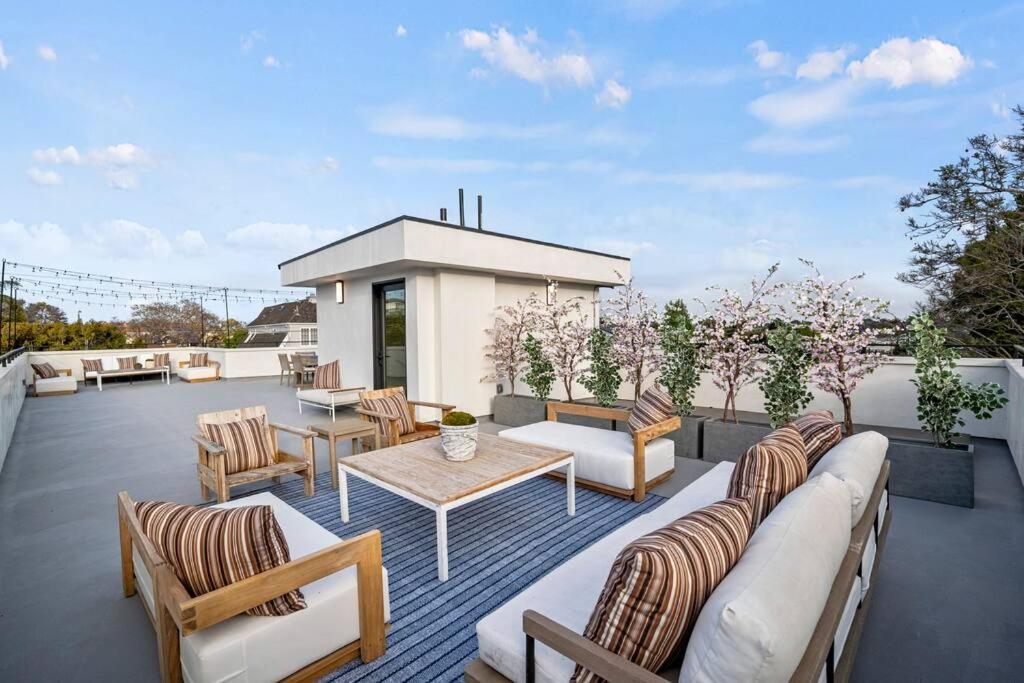 Ultra Luxe Modern Mansion With Roof deck Pool & Spa