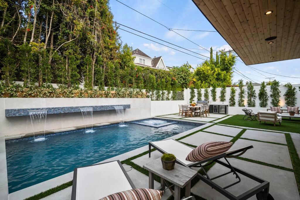 Ultra Luxe Modern Mansion With Roof deck Pool & Spa