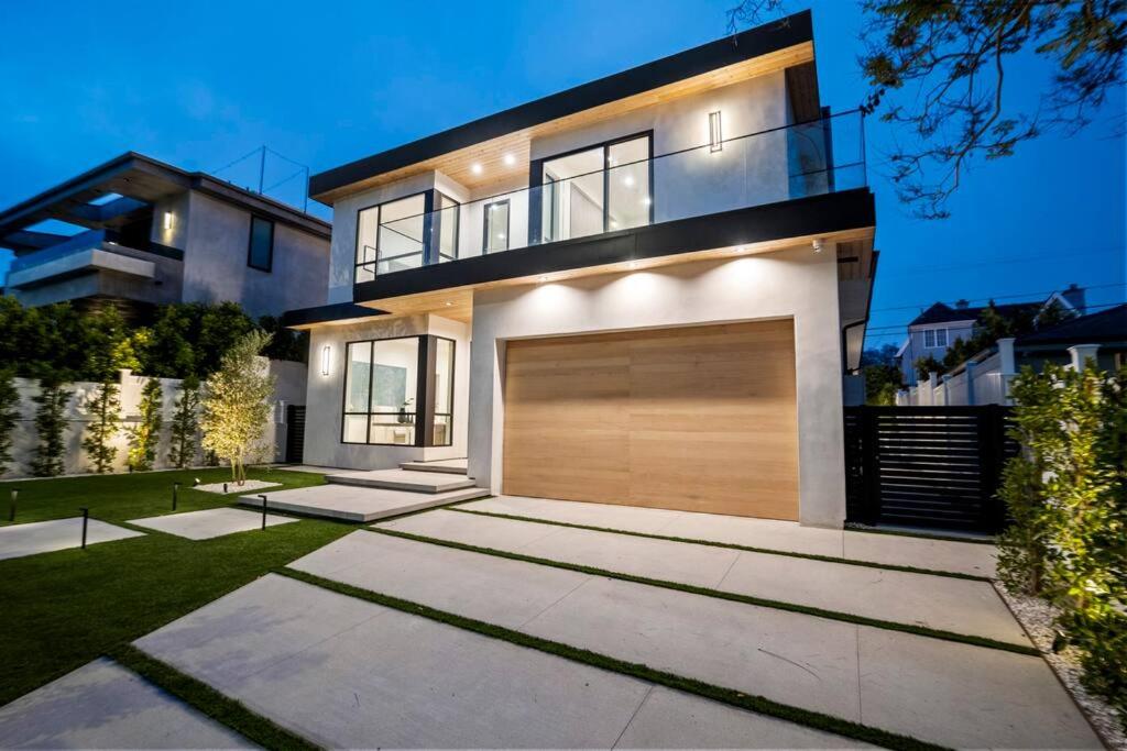 Ultra Luxe Modern Mansion With Roof deck Pool & Spa
