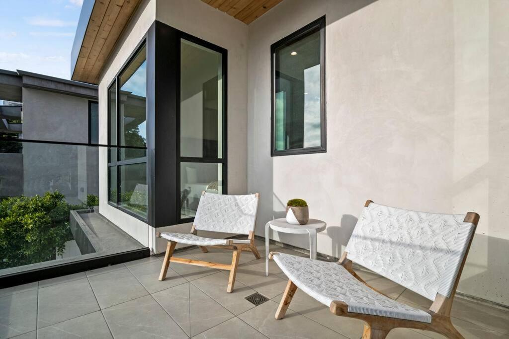 Ultra Luxe Modern Mansion With Roof deck Pool & Spa