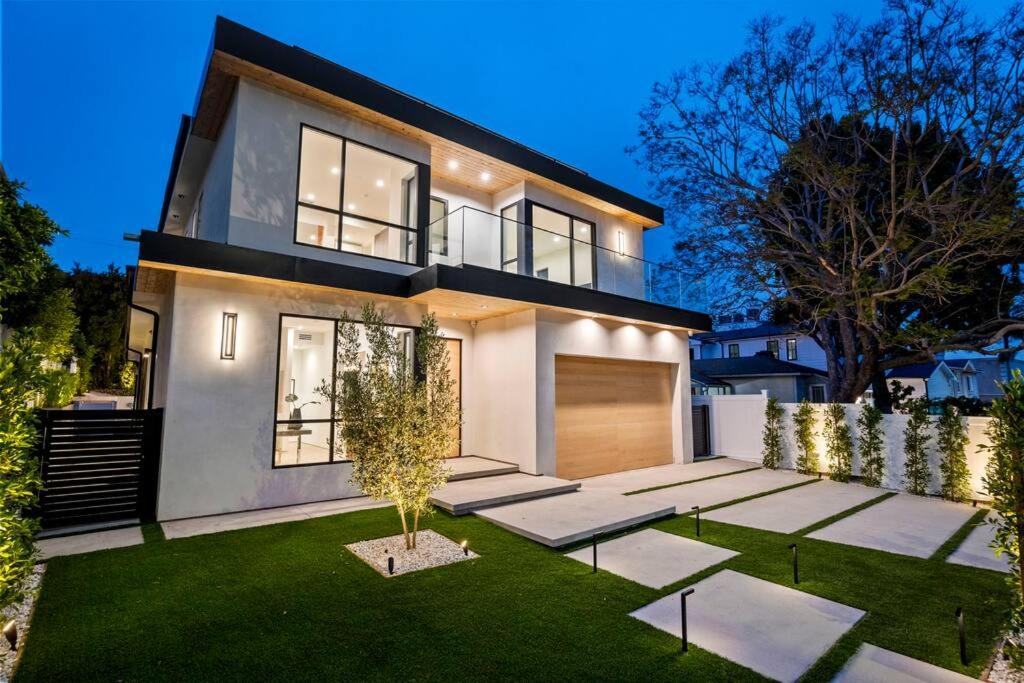Ultra Luxe Modern Mansion With Roof deck Pool & Spa