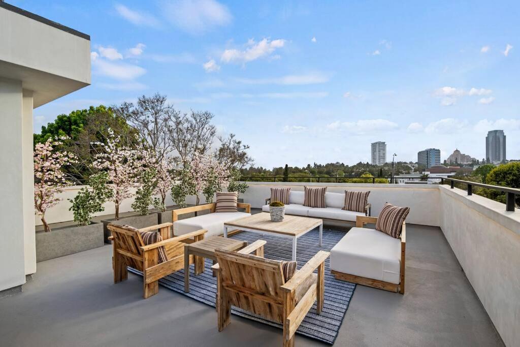 Ultra Luxe Modern Mansion With Roof deck Pool & Spa