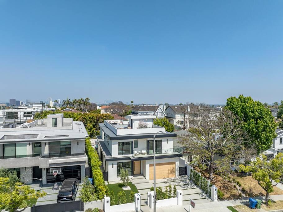 Ultra Luxe Modern Mansion With Roof deck Pool & Spa