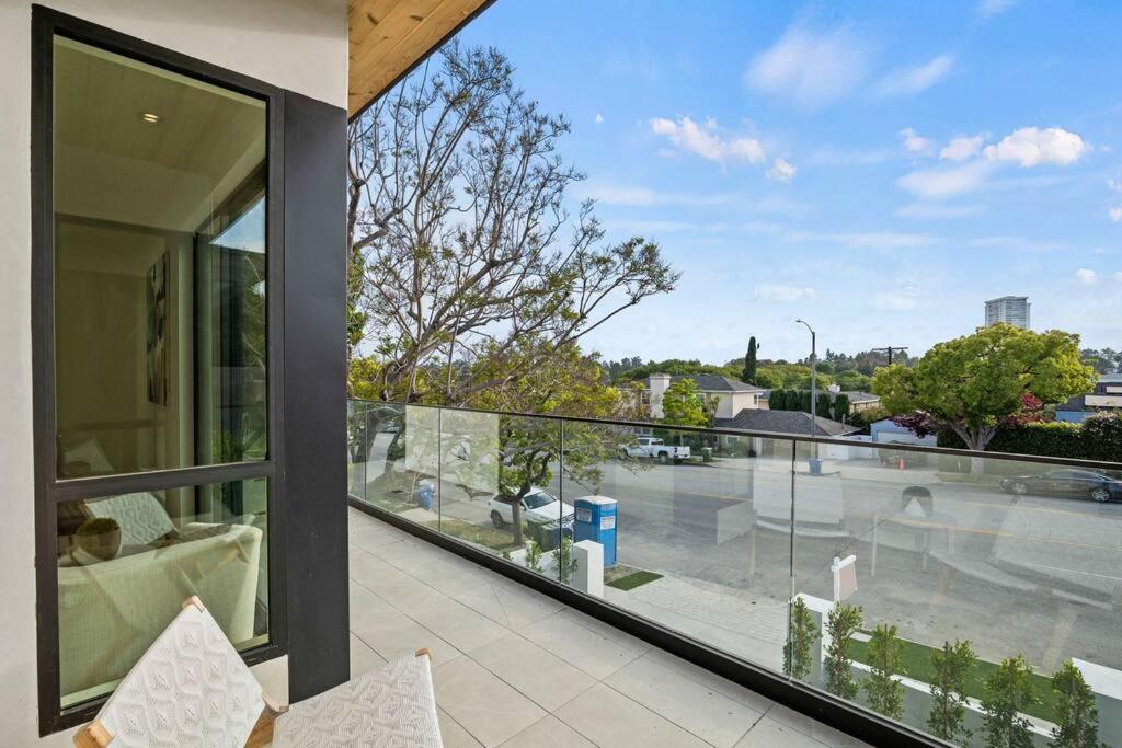 Ultra Luxe Modern Mansion With Roof deck Pool & Spa