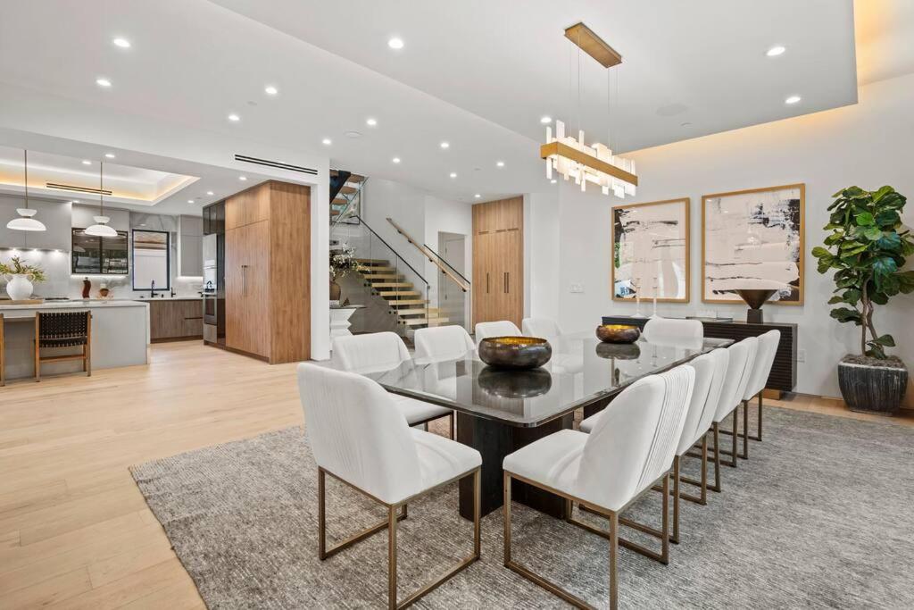 Ultra Luxe Modern Mansion With Roof deck Pool & Spa