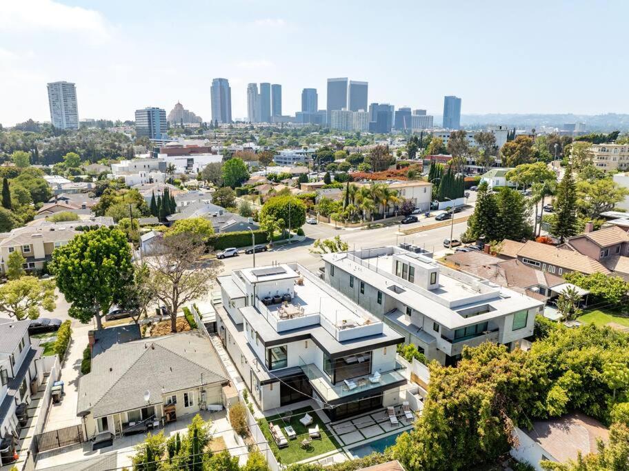 Ultra Luxe Modern Mansion With Roof deck Pool & Spa