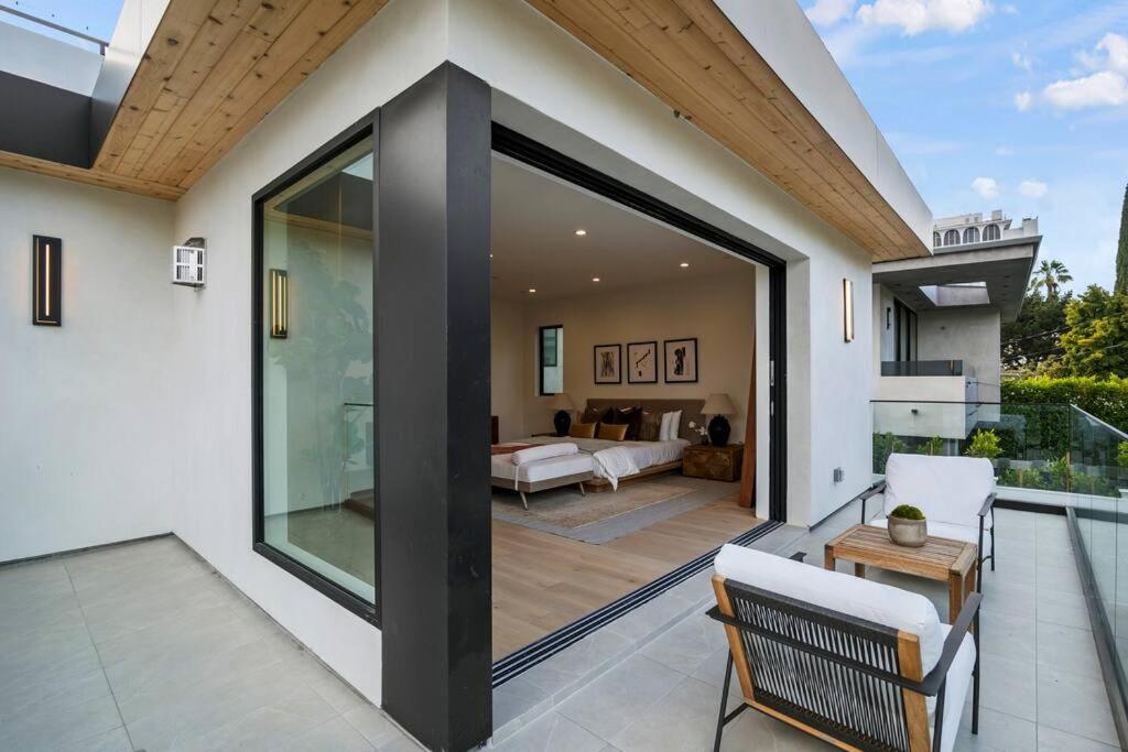 Ultra Luxe Modern Mansion With Roof deck Pool & Spa