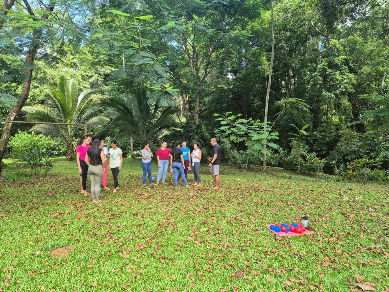 Haciendo Amigos en el Canasto