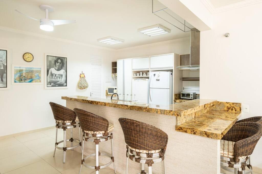 Casa Completa com Piscina Churrasqueira Sinuca Wi-Fi e Garagem para 4 Carros a 350m da Praia Acomoda 12 Pessoas, 4 Quartos com Ar-Condicionado