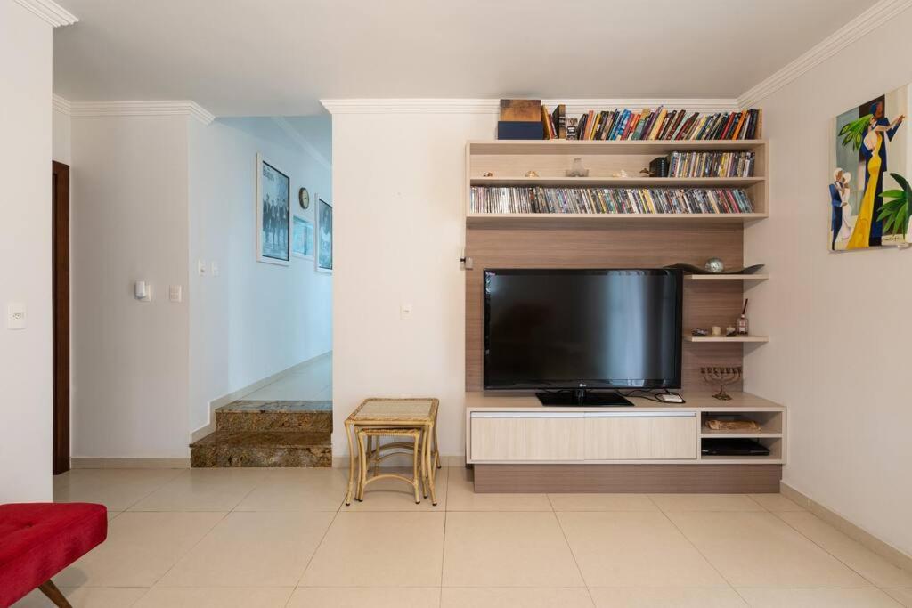 Casa Completa com Piscina Churrasqueira Sinuca Wi-Fi e Garagem para 4 Carros a 350m da Praia Acomoda 12 Pessoas, 4 Quartos com Ar-Condicionado