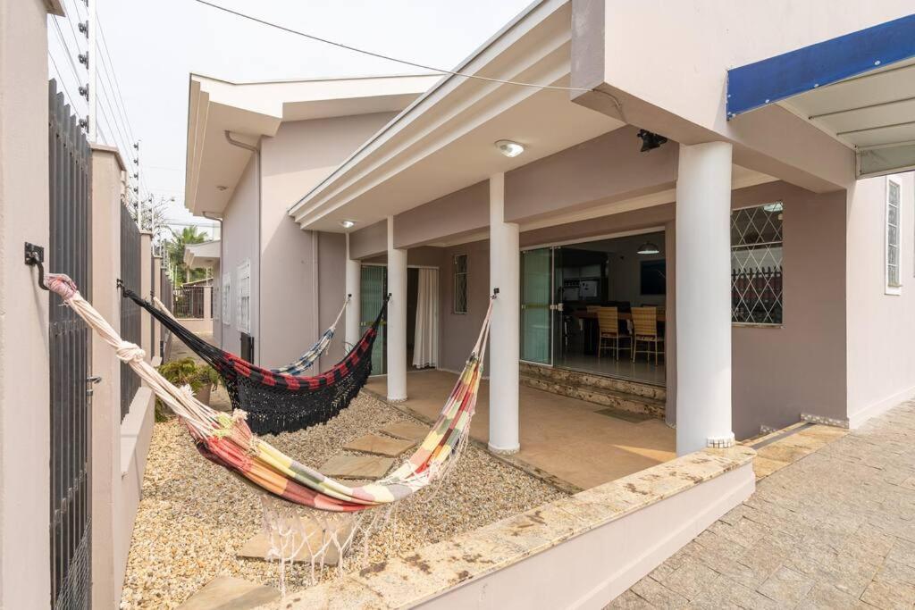 Casa Completa com Piscina Churrasqueira Sinuca Wi-Fi e Garagem para 4 Carros a 350m da Praia Acomoda 12 Pessoas, 4 Quartos com Ar-Condicionado