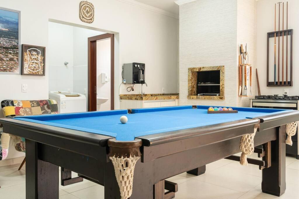 Casa Completa com Piscina Churrasqueira Sinuca Wi-Fi e Garagem para 4 Carros a 350m da Praia Acomoda 12 Pessoas, 4 Quartos com Ar-Condicionado