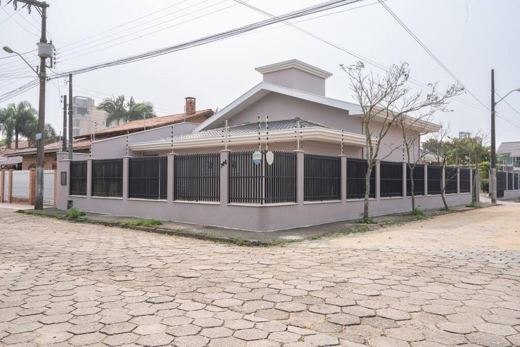 Casa Completa com Piscina Churrasqueira Sinuca Wi-Fi e Garagem para 4 Carros a 350m da Praia Acomoda 12 Pessoas, 4 Quartos com Ar-Condicionado
