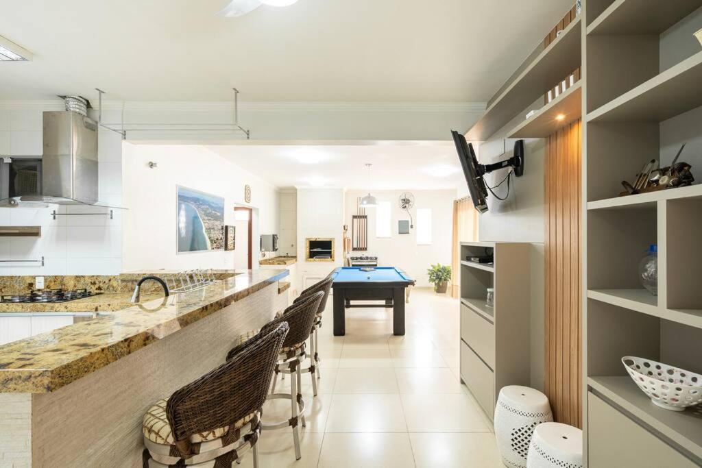 Casa Completa com Piscina Churrasqueira Sinuca Wi-Fi e Garagem para 4 Carros a 350m da Praia Acomoda 12 Pessoas, 4 Quartos com Ar-Condicionado