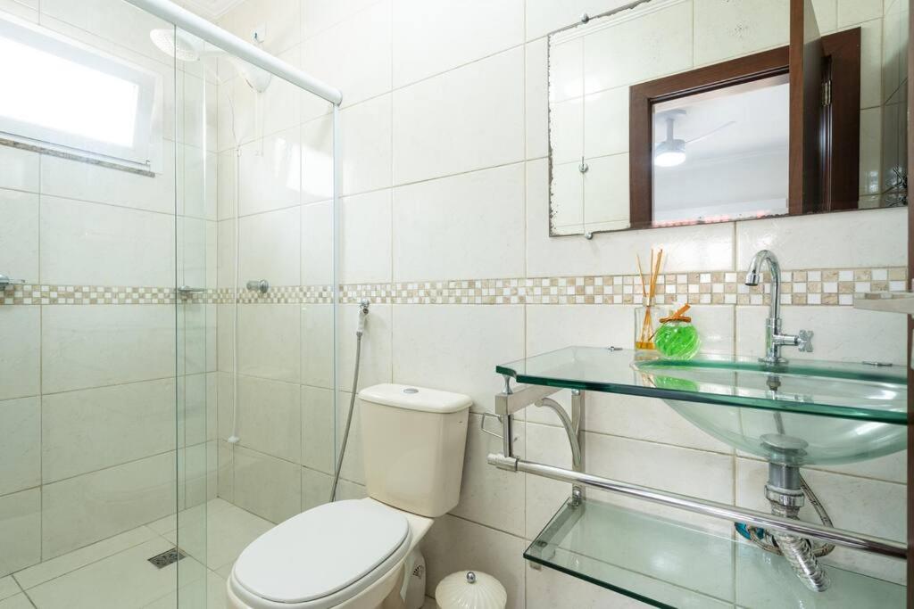 Casa Completa com Piscina Churrasqueira Sinuca Wi-Fi e Garagem para 4 Carros a 350m da Praia Acomoda 12 Pessoas, 4 Quartos com Ar-Condicionado