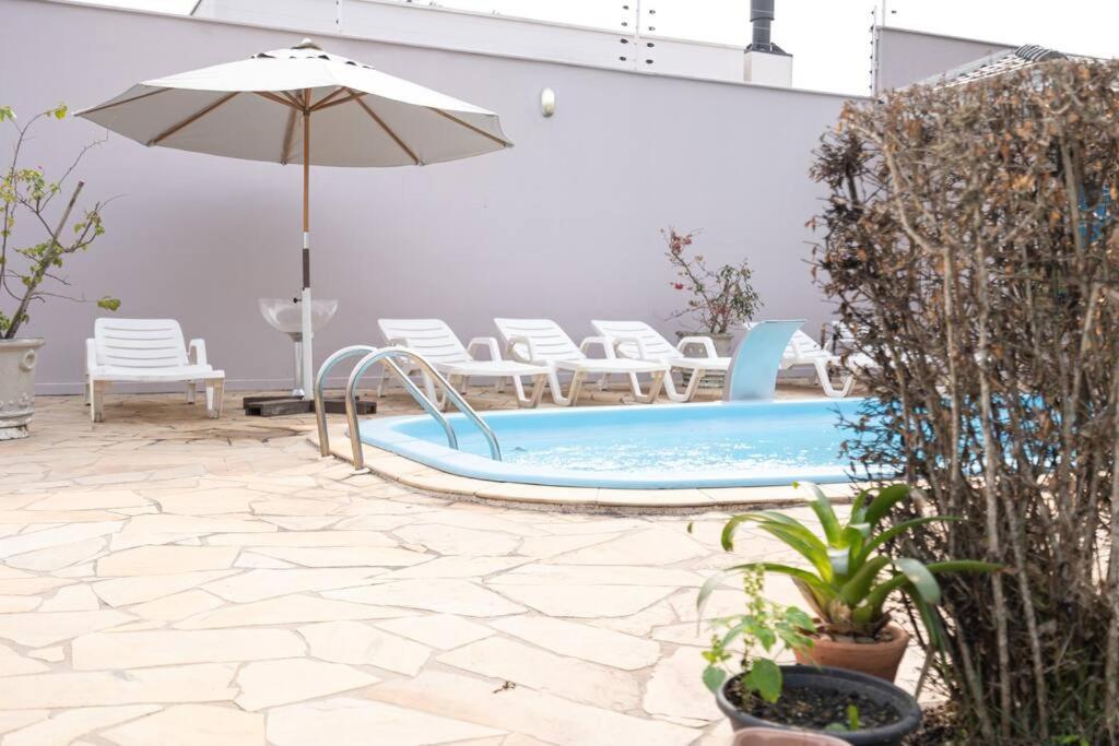 Casa Completa com Piscina Churrasqueira Sinuca Wi-Fi e Garagem para 4 Carros a 350m da Praia Acomoda 12 Pessoas, 4 Quartos com Ar-Condicionado