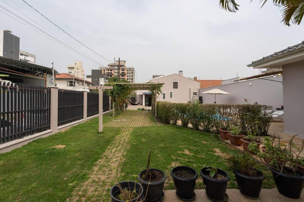 Casa Completa com Piscina Churrasqueira Sinuca Wi-Fi e Garagem para 4 Carros a 350m da Praia Acomoda 12 Pessoas, 4 Quartos com Ar-Condicionado