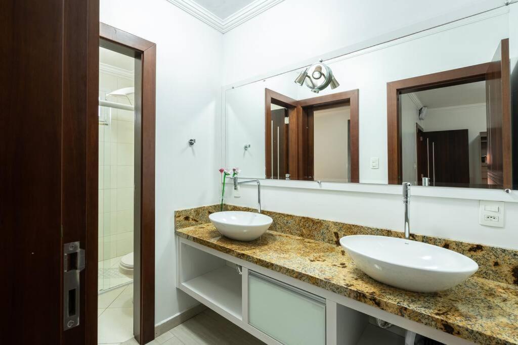 Casa Completa com Piscina Churrasqueira Sinuca Wi-Fi e Garagem para 4 Carros a 350m da Praia Acomoda 12 Pessoas, 4 Quartos com Ar-Condicionado