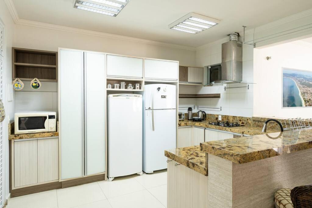 Casa Completa com Piscina Churrasqueira Sinuca Wi-Fi e Garagem para 4 Carros a 350m da Praia Acomoda 12 Pessoas, 4 Quartos com Ar-Condicionado