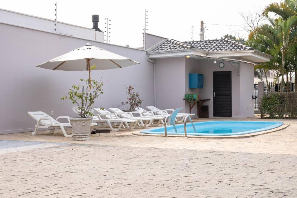 Casa Completa com Piscina Churrasqueira Sinuca Wi-Fi e Garagem para 4 Carros a 350m da Praia Acomoda 12 Pessoas, 4 Quartos com Ar-Condicionado