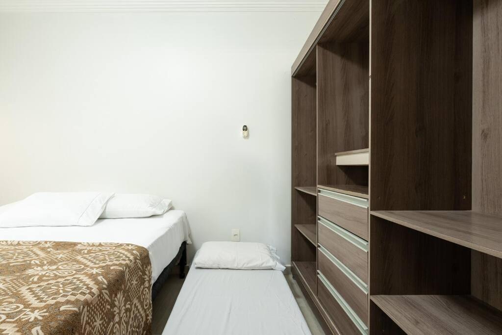 Casa Completa com Piscina Churrasqueira Sinuca Wi-Fi e Garagem para 4 Carros a 350m da Praia Acomoda 12 Pessoas, 4 Quartos com Ar-Condicionado