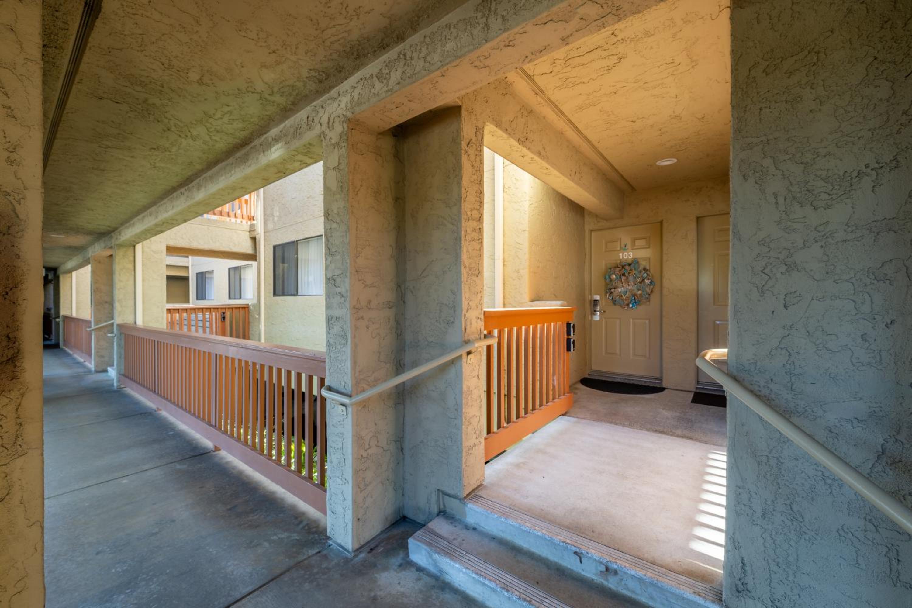 Hotel Luxury Villa - Flora View - Seascape - Heated 80° Pools - Relaxing Fireplace - Ground Level