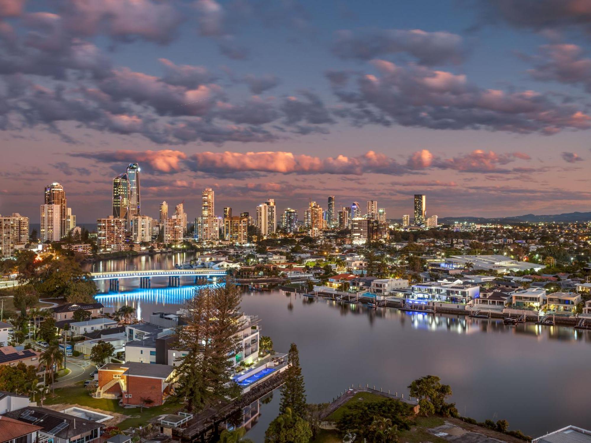 Surfers Paradise Spectacular City Views 7th Floor 2bedroom Apartment