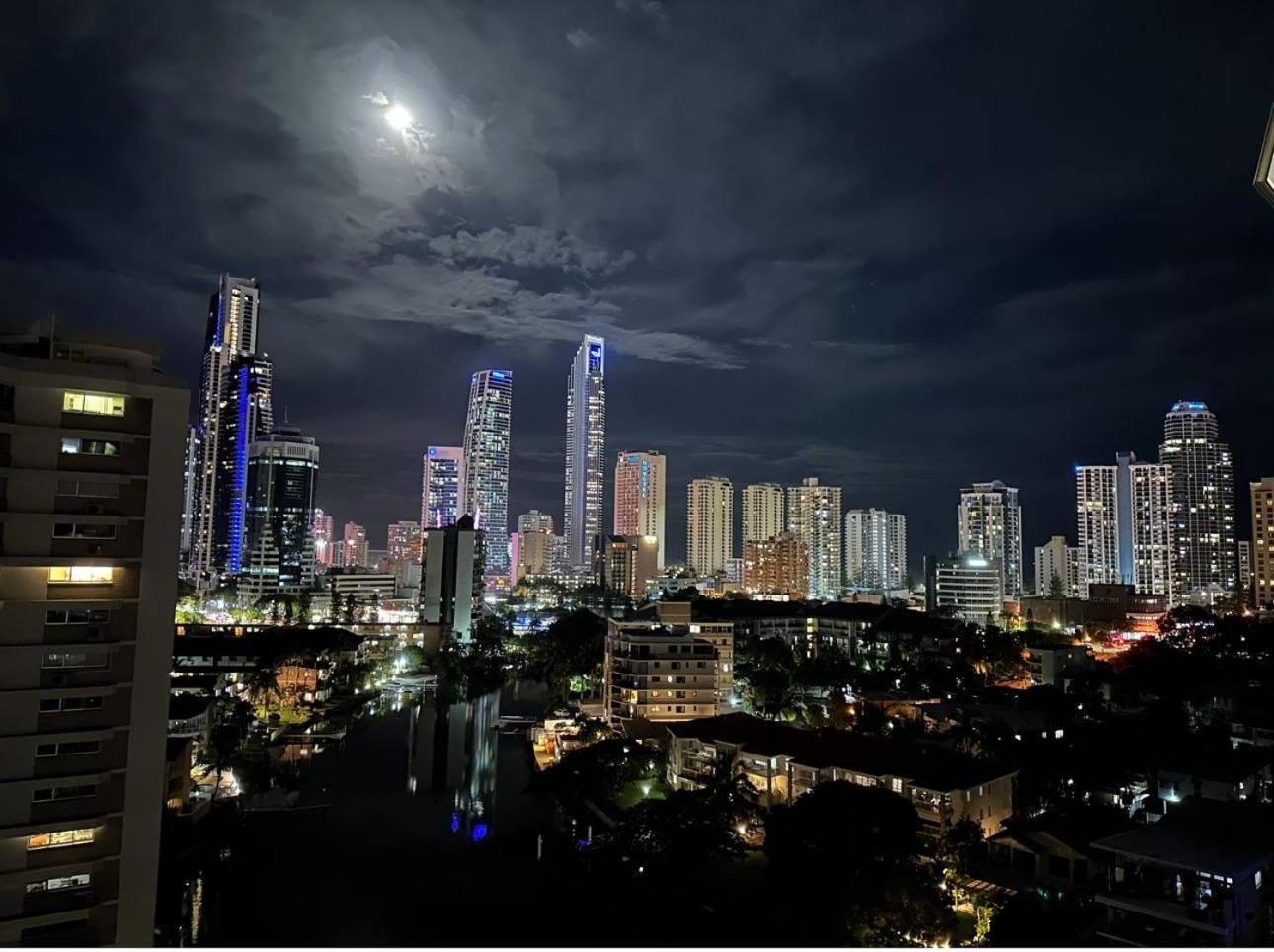 Surfers Paradise Spectacular City Views 7th Floor 2bedroom Apartment