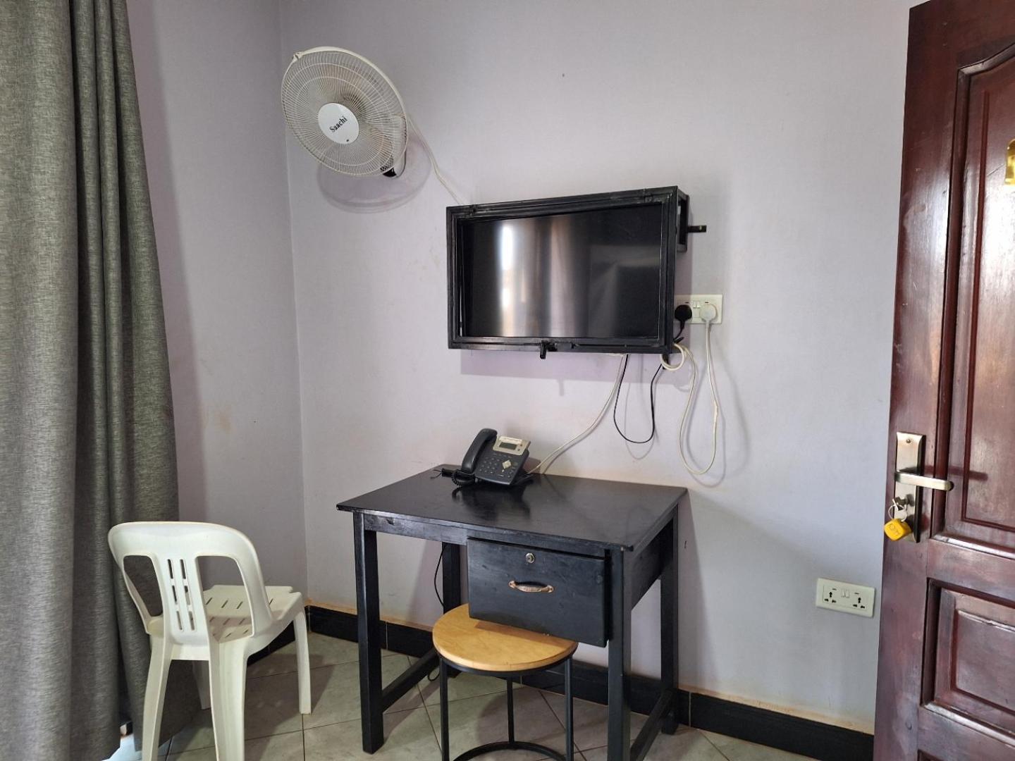 Kitara Junction Point Motel view 2