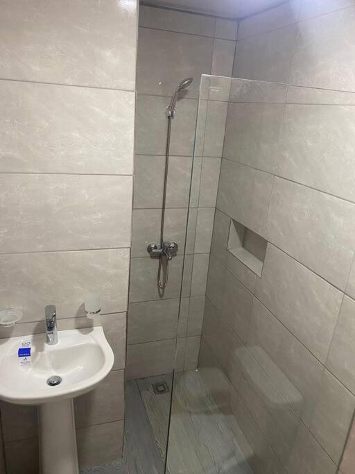 lugar comodo y barato