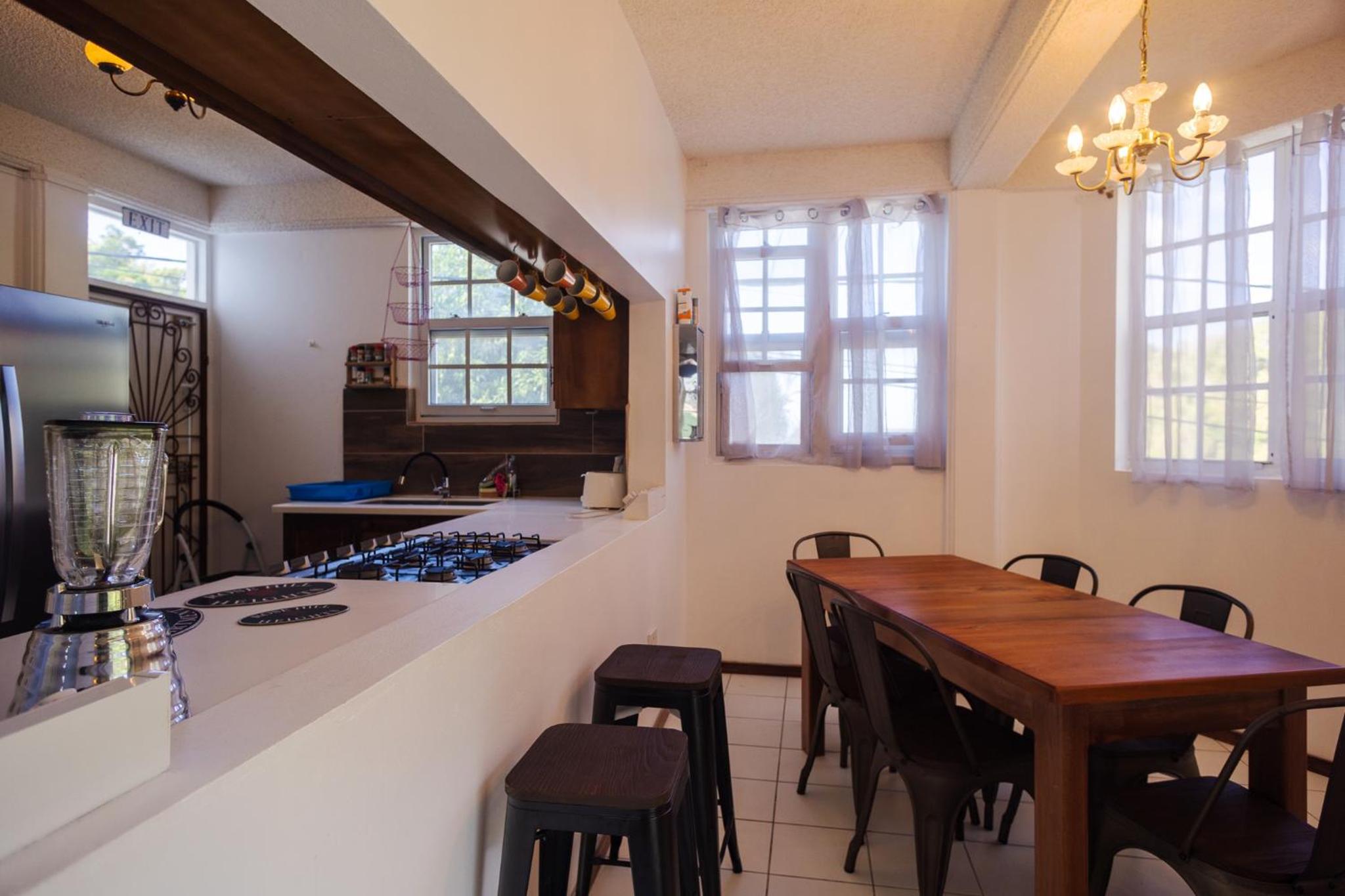 Rosehill Heights Modern 4 bedroom vacation rental