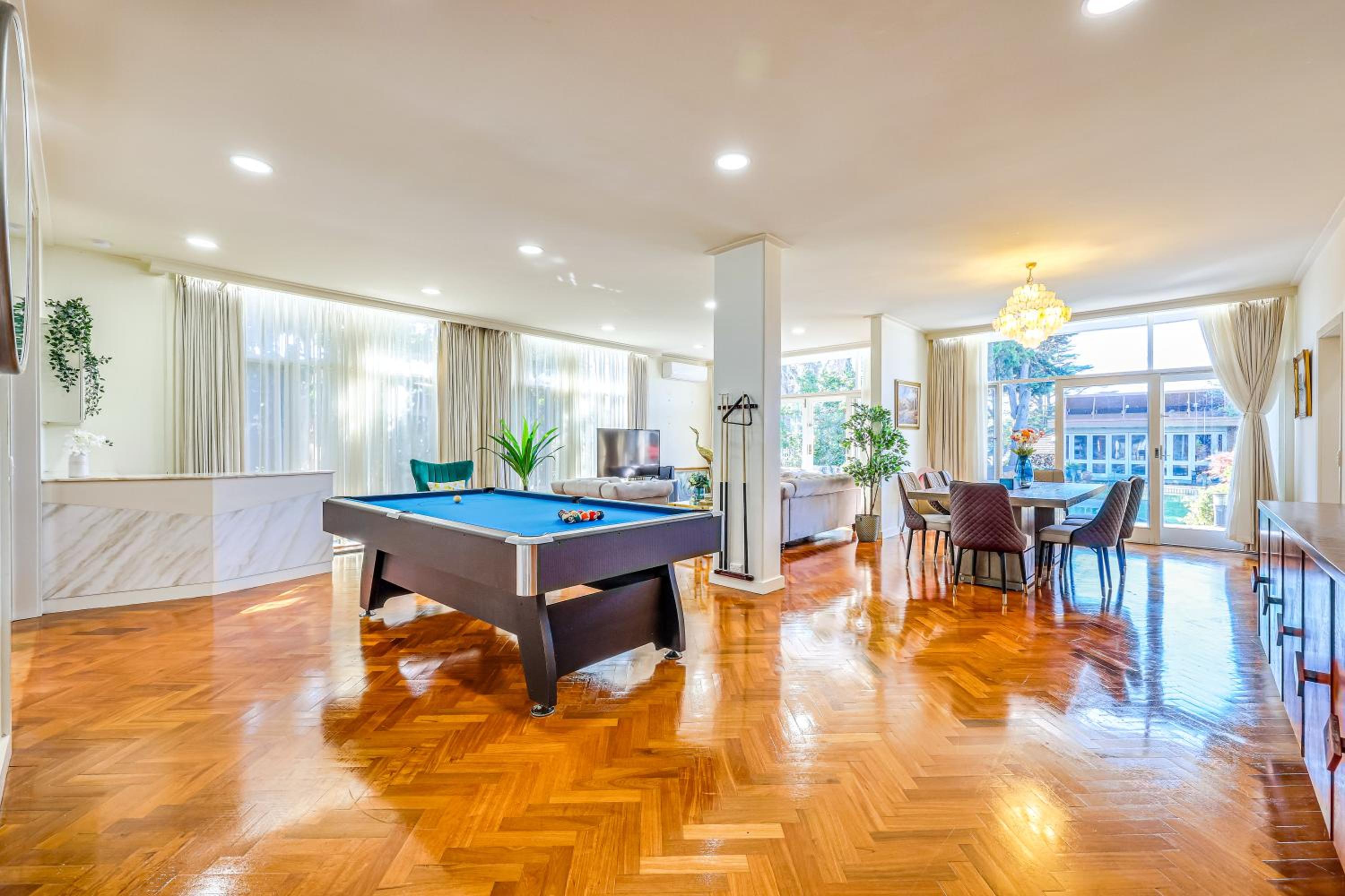 StayAU Spacious 6BR McKinnon Pool Home