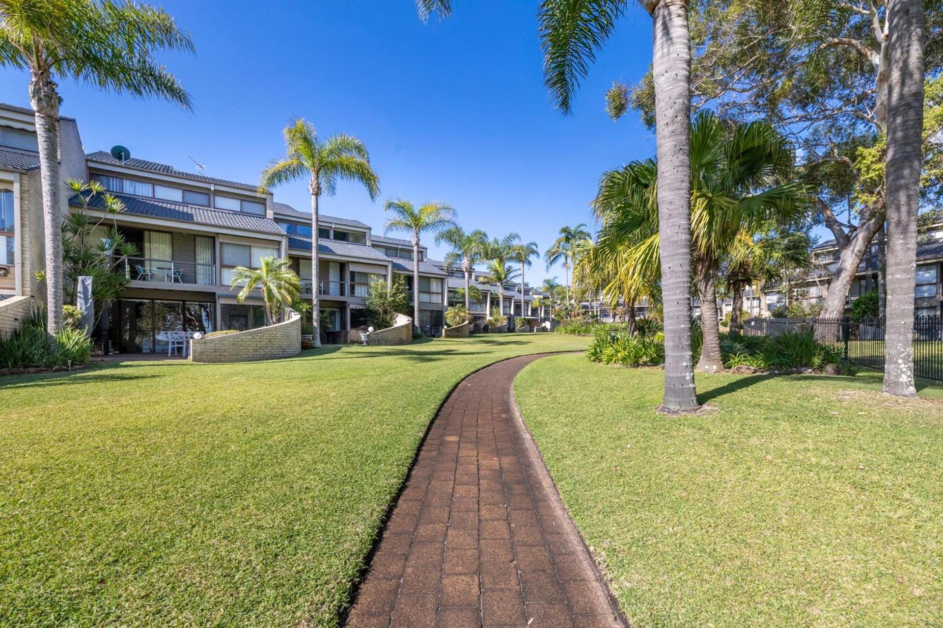 The Moorings 22, 4 Cromarty Rd - stunning townhouse with water views