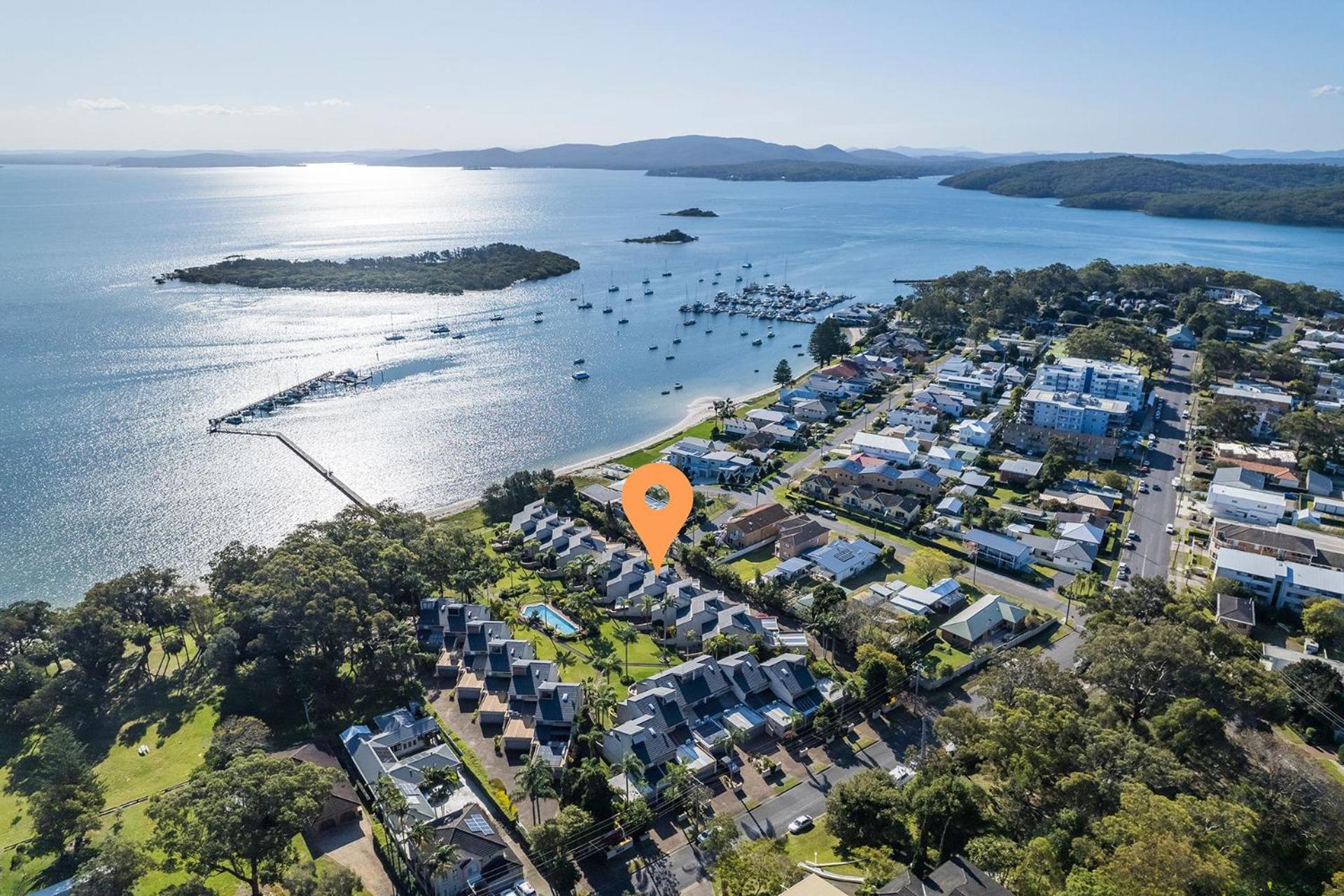 The Moorings 22, 4 Cromarty Rd - stunning townhouse with water views