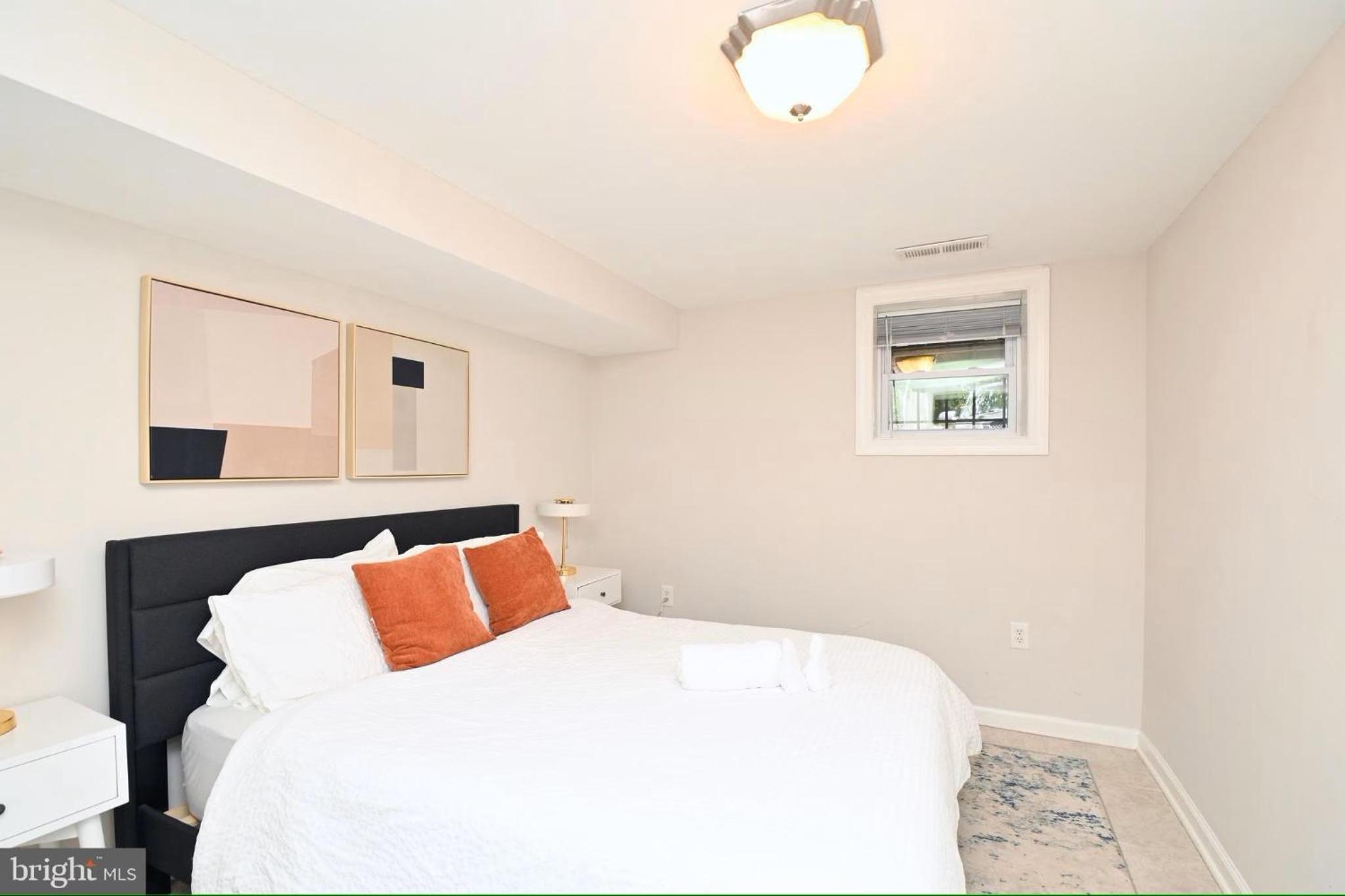 Elegant 5BR home near Capitol Hill! Free Parking! view 2