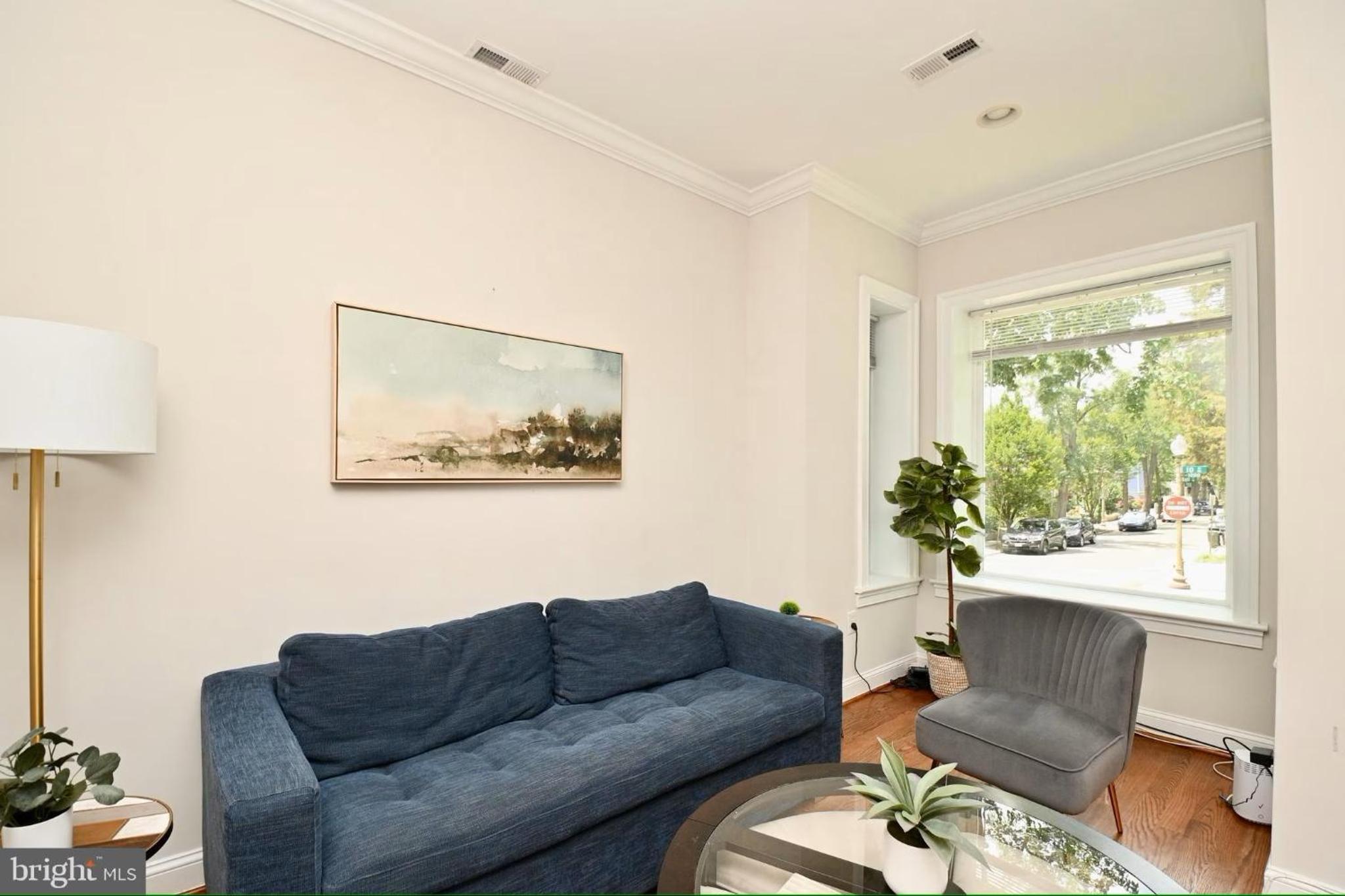 Elegant 5BR home near Capitol Hill! Free Parking! view 3