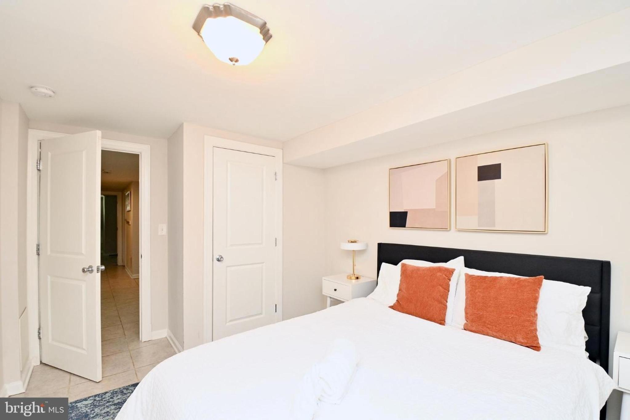 Elegant 5BR home near Capitol Hill! Free Parking! view 4