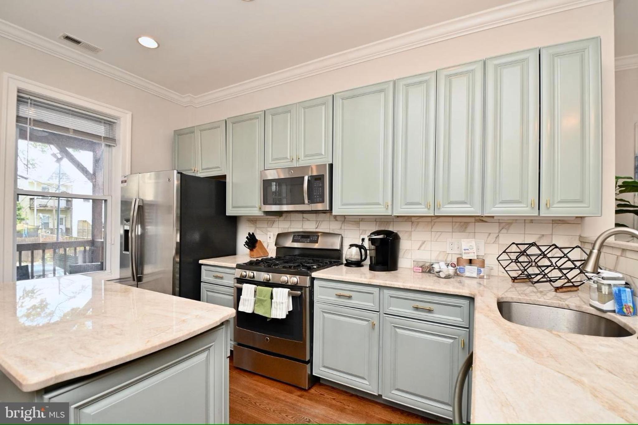 Elegant 5BR home near Capitol Hill! Free Parking! view 5