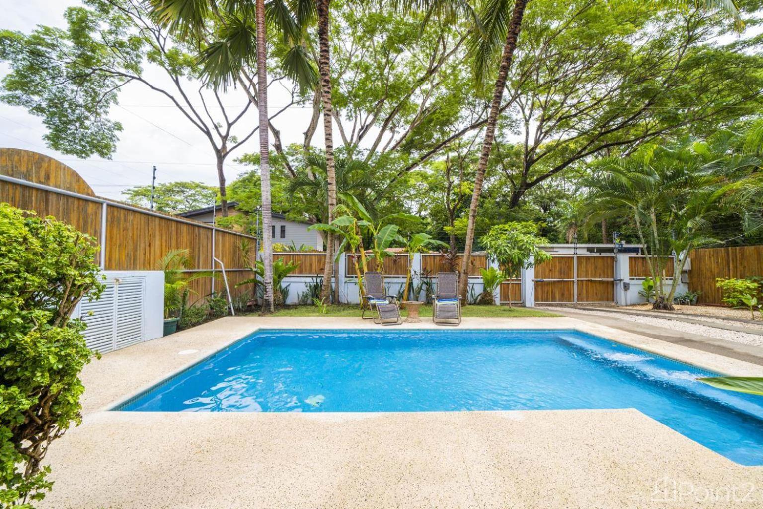 Beautiful 2-BR House Steps from the Beach