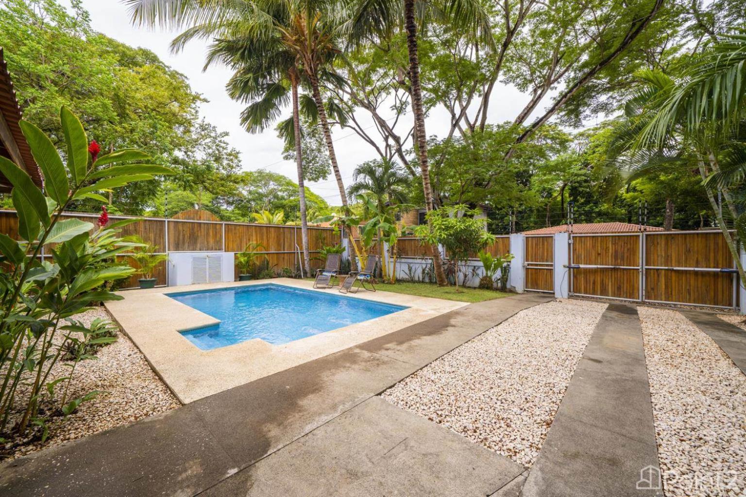 Beautiful 2-BR House Steps from the Beach