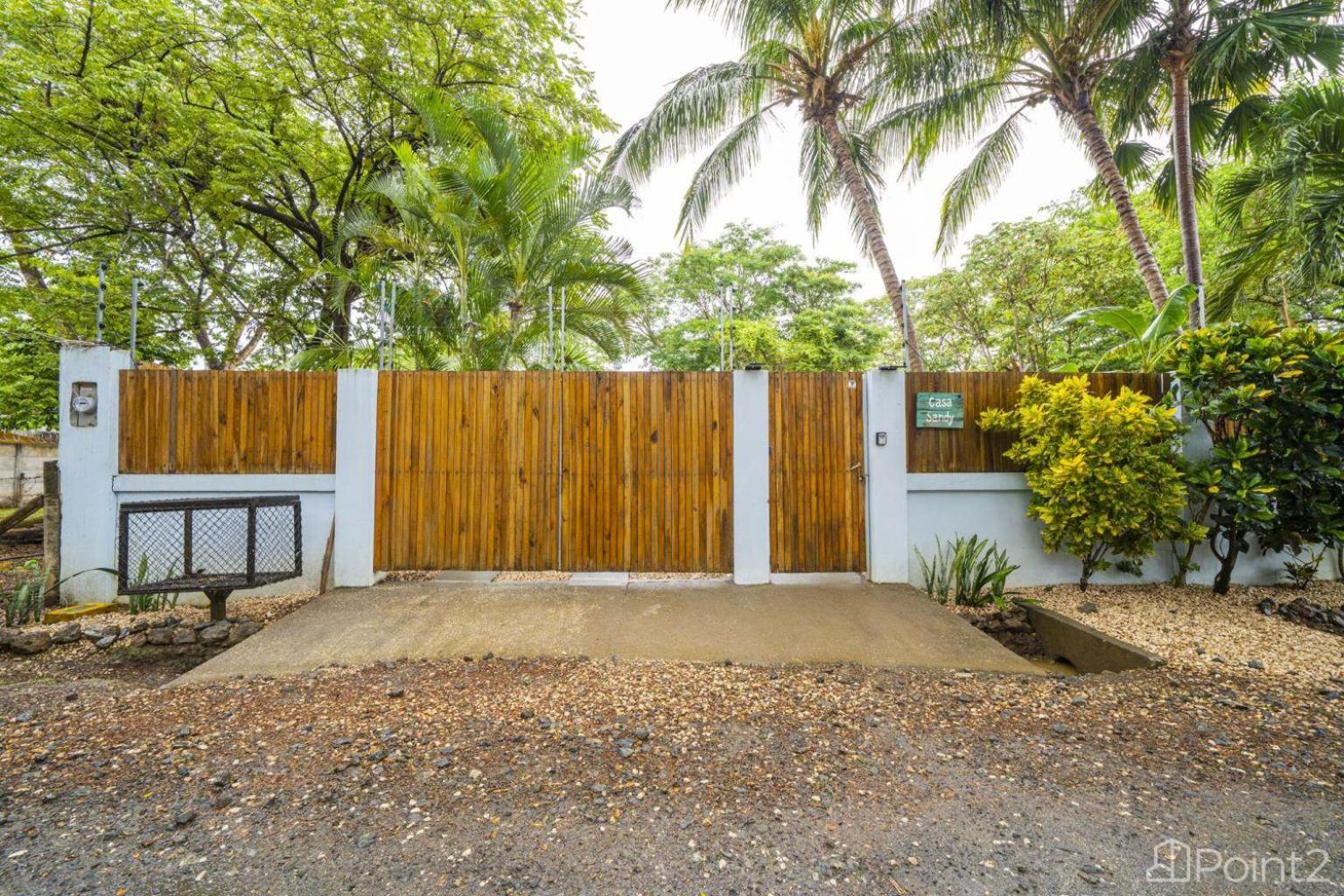 Beautiful 2-BR House Steps from the Beach