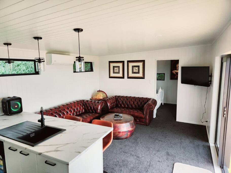 Romantic Lakeside Cabin 1hr AKL view 2