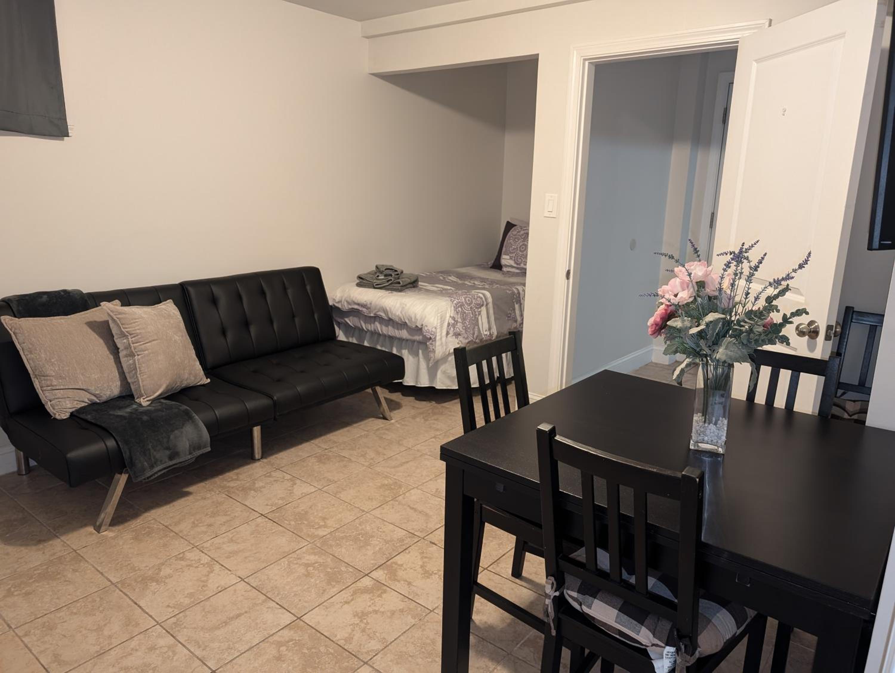 Boston Vacations - Brighton Apartment Sleeps 3 - Steps to Bus Line - Property Image 4