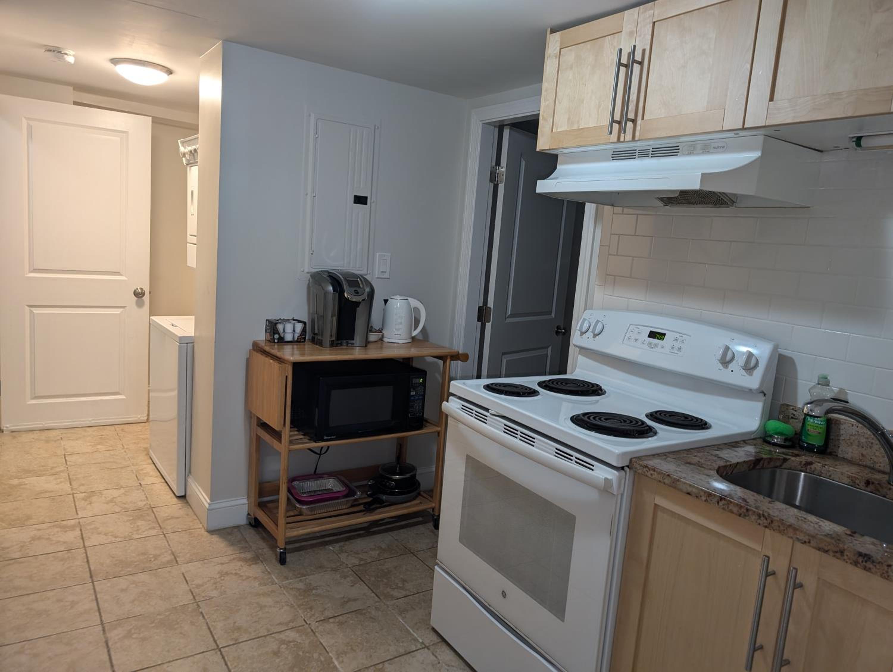 Boston Vacations - Brighton Apartment Sleeps 3 - Steps to Bus Line - Property Image 5