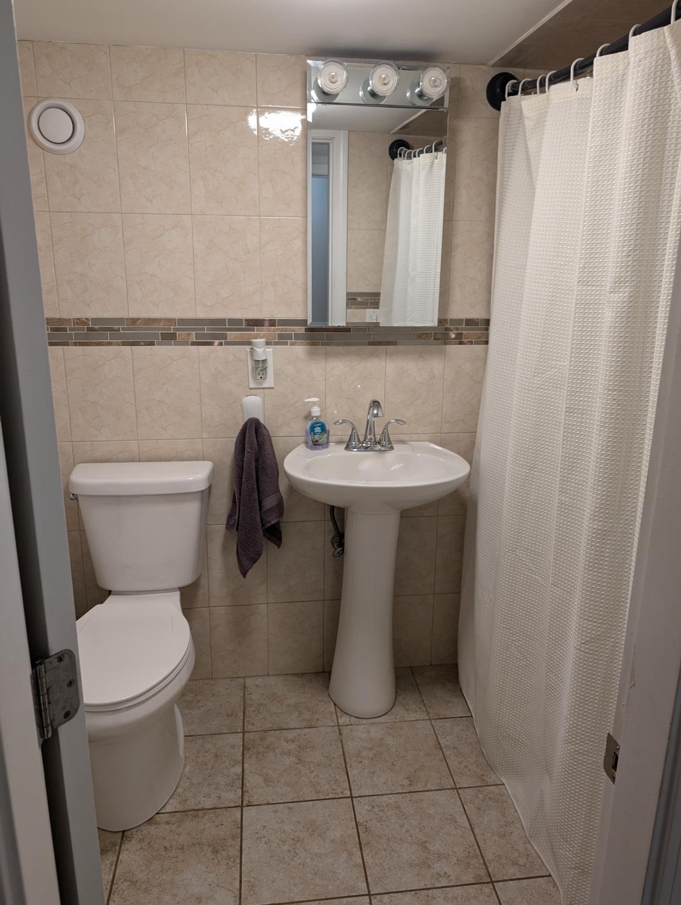 Boston Vacations - Brighton Apartment Sleeps 3 - Steps to Bus Line - Property Image 3